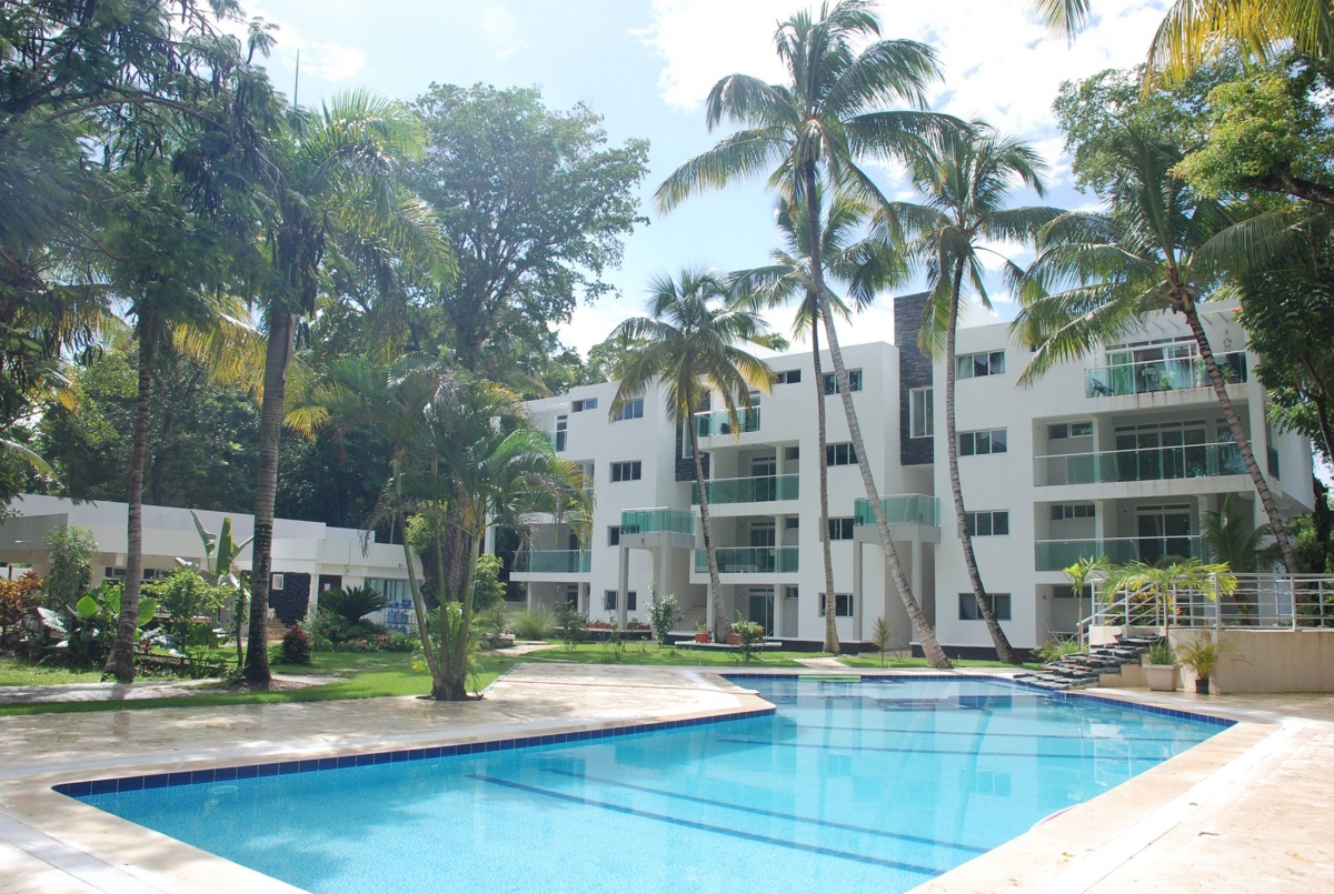 Ocean Rocks pool and apartment building